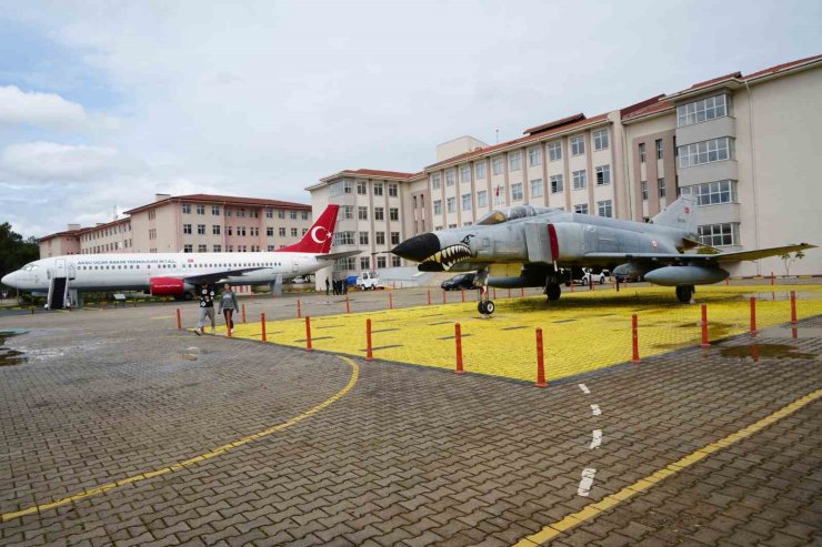 Bahçesinde Boeing 737 eğitim uçağı ve F-4 Phantom ile geleceğin havacılarını yetiştiren lise