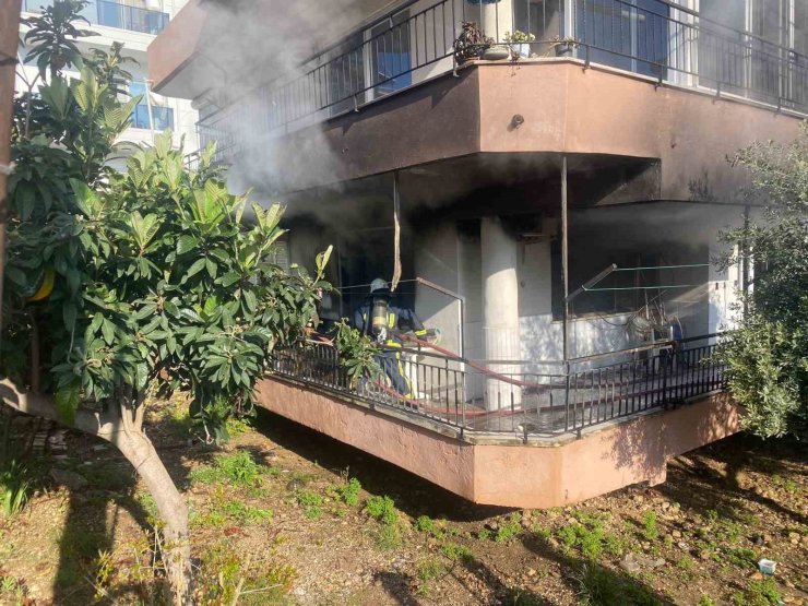 Yanan evden 4 yaşındaki yeğenini çıkarmak isterken yaralandı