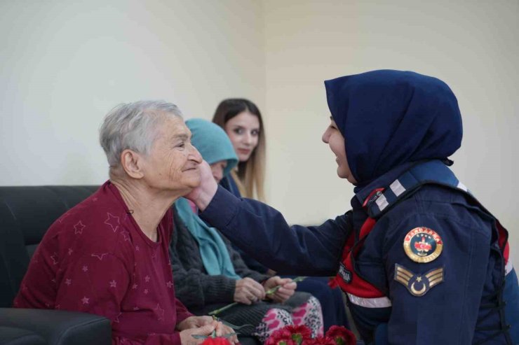 Bayburt’ta huzurevi sakinlerine jandarma sürprizi: Büyüklerin yüzü güldü