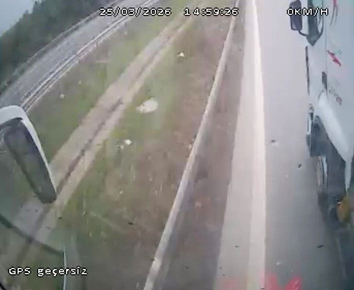 Otobüs şoförünün manevrası faciayı önledi: O anlar kamerada