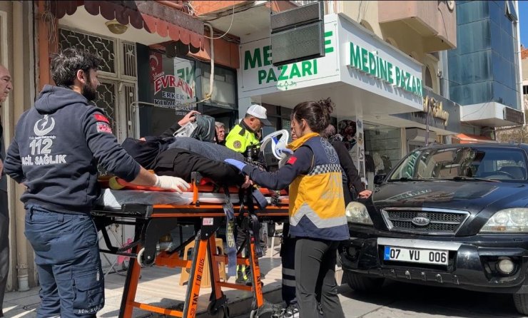 Geri manevra sırasında kaldırımda oturan yaşlı kadına çarpan sürücüye ’neden çarptın’ sitemi