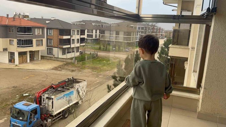 Her gün çöp kamyonunu bekleyen minik Arda’ya sürpriz