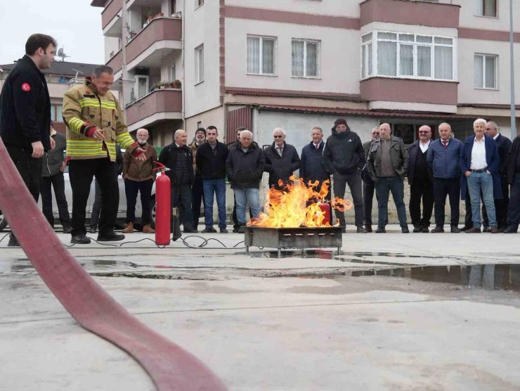 Şoförler yangın tüpü ile yangını söndürdü