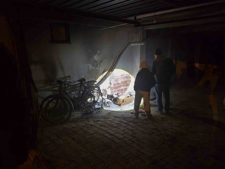 Apartman garajında çıkan yangın maddi hasara yol açtı