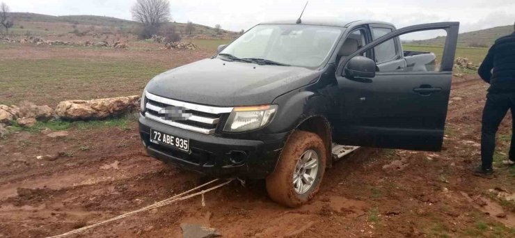 Gercüş’te çamura saplanan aracın imdadına Özel İdare ekipleri yetişti