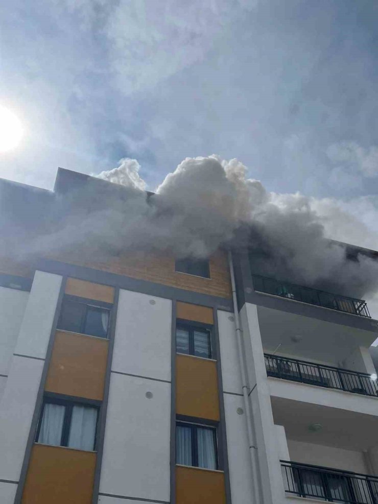 Antakya’da alevlere teslim olan ev kullanılmaz hale geldi