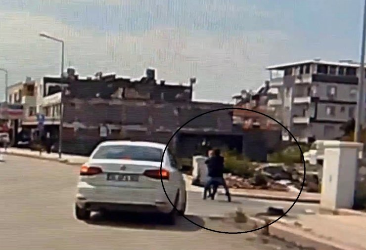 Kaldırımda yürüyen kadının boynundaki kolyeyi çalarak kaçtı