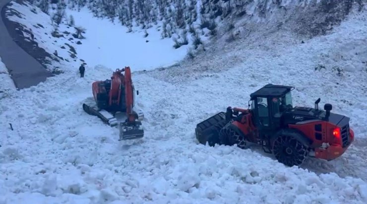 Şırnak’ta ekipler, çığ nedeni ile kapanan köy yolunu açmak için seferber oldu
