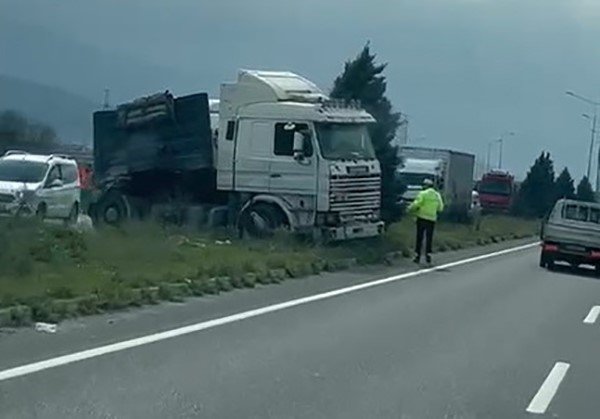 Manisa’da tır ile kamyon çarpıştı: 2 sürücü yaralandı