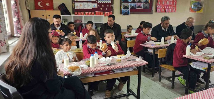 Müdür Bozyel’den köy okulu öğrencilerine döner ve ayran sürprizi