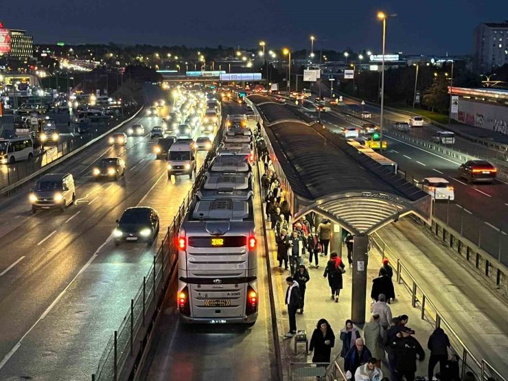 Bahçelievler’de metrobüs ayağının üstünden geçen kadın yaralandı