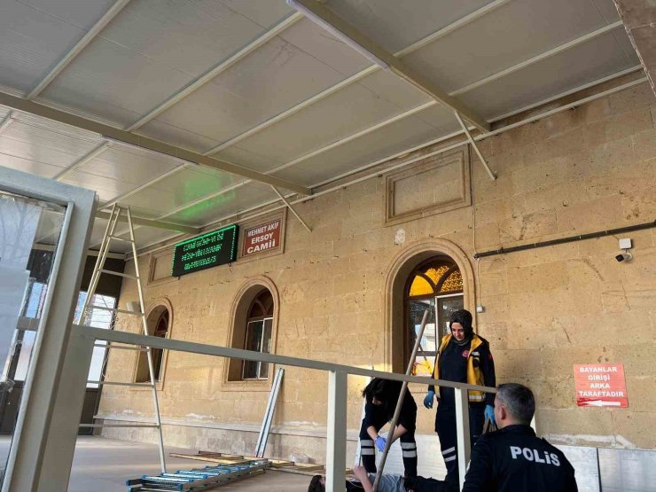 Burdur’da merdivenden düşen usta ve çırağı yaralandı