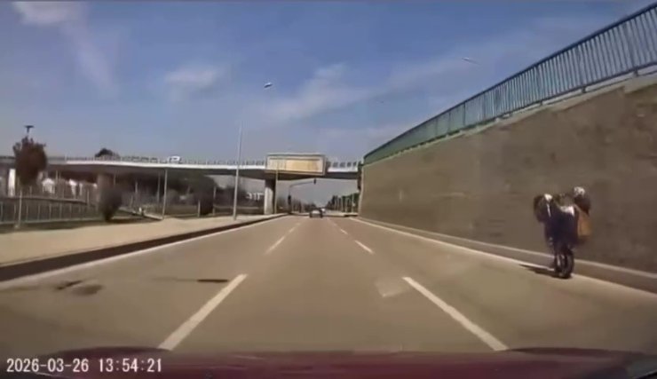 Bursa’da tehlikeli motosiklet şovu kameraya yansıdı