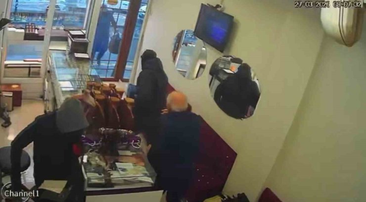 Diyarbakır’da silahla kuyumcu soygunu kamerada: Yaklaşık 1,5 kilo altın çalıp kayıplara karıştılar