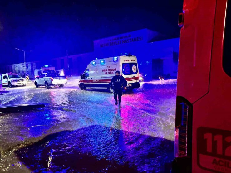 Doğuma giderken göle dönen yolda mahsur kalan kadının yardımına itfaiye yetişti