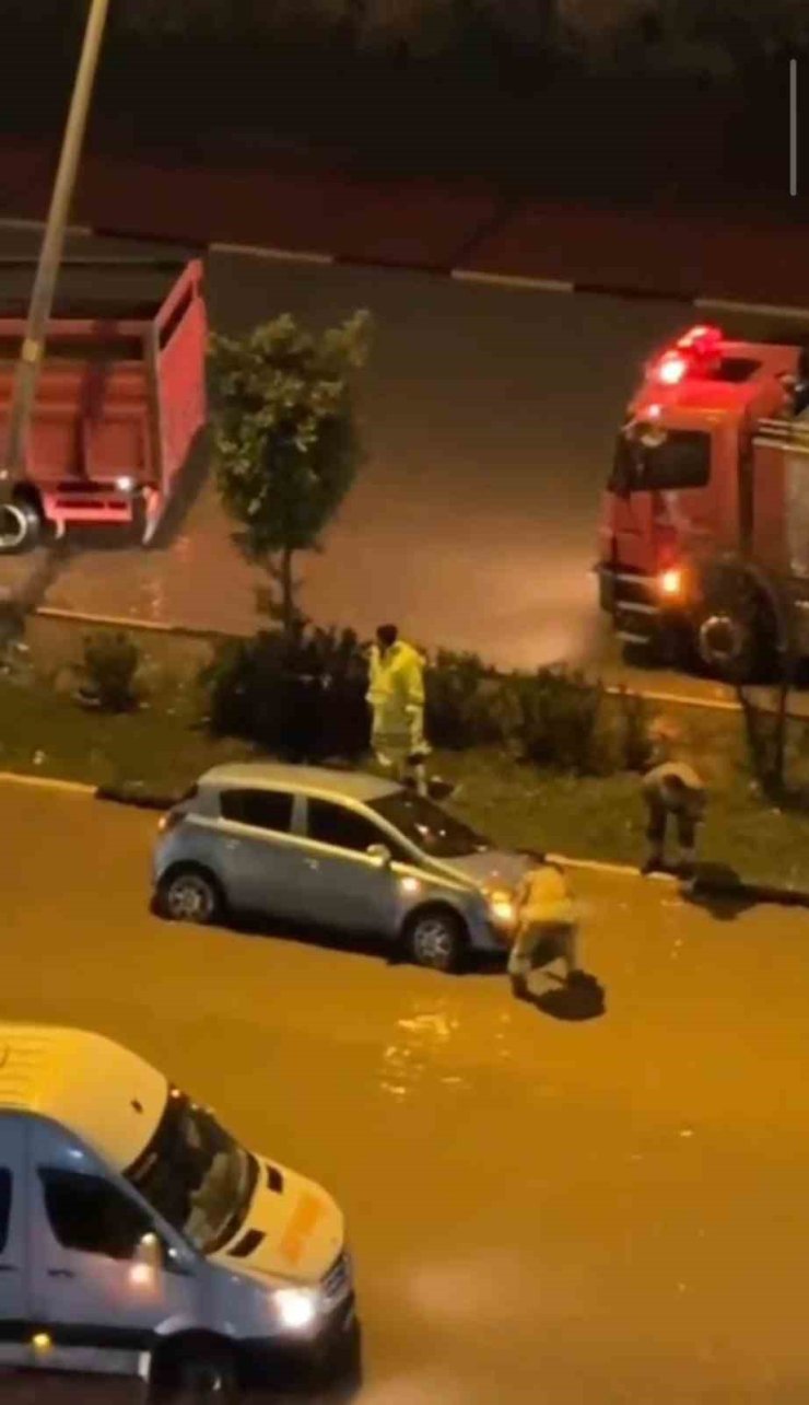 Hatay’da aşırı yağışların etkisiyle, göle dönen yollarda araçlar mahsur kaldı