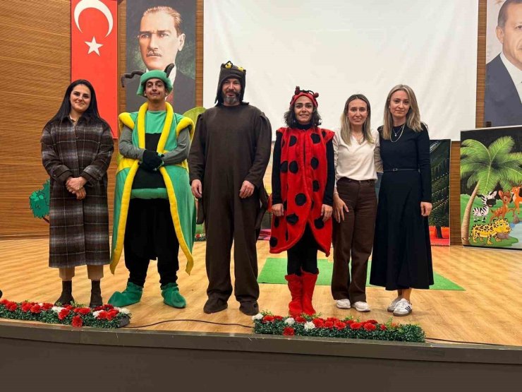 İlkokul öğrencilerinin tiyatro coşkusu