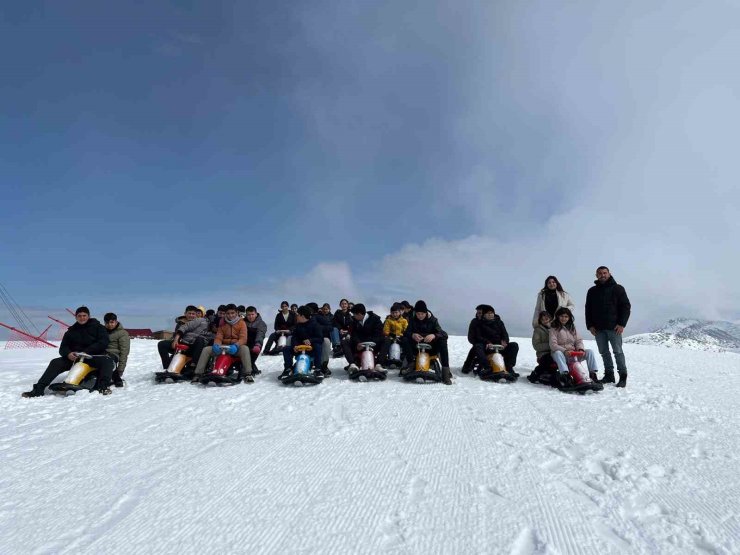 Öğrenciler kayak merkezinde doyasıya eğlendi