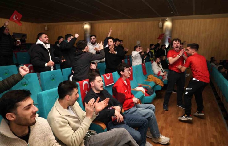 Milli maç heyecanı Osmangazi’de dev ekranda yaşandı