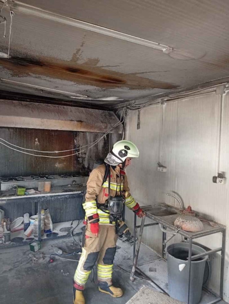 Defne’de iş yeri alevlere teslim oldu