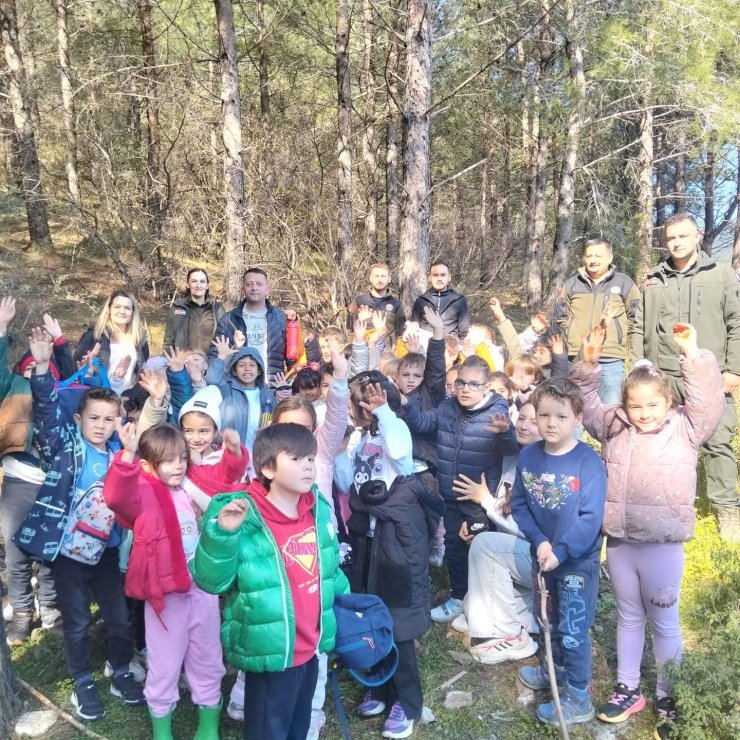 Edremitli öğrenciler Kazdağları Bal Ormanına fidan dikti