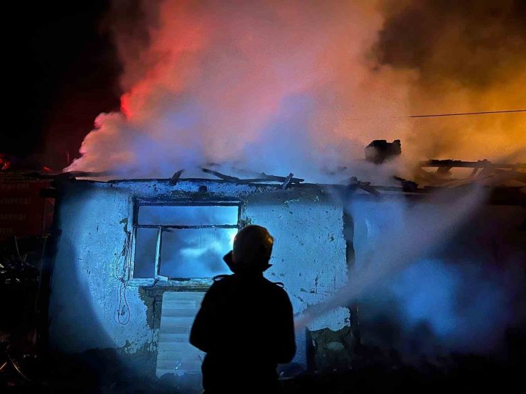 Kullanılmayan ev alev alev yandı