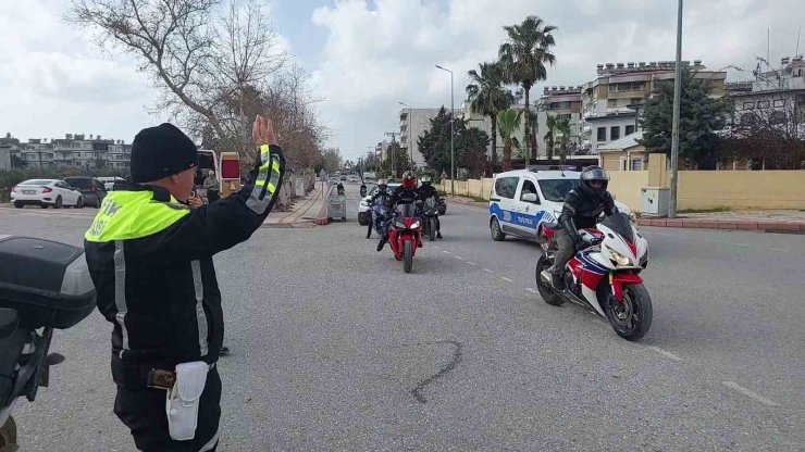Mesleğinde 32 yılı geride bırakarak emekli olan trafik polisinin son görevinde motosikletlilerden sürpriz