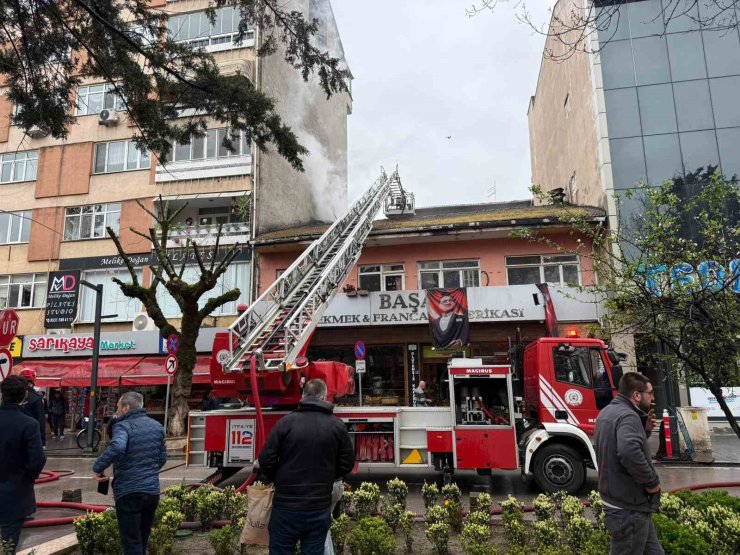 Fırının bacası tutuştu: 3 kişi dumandan etkilendi
