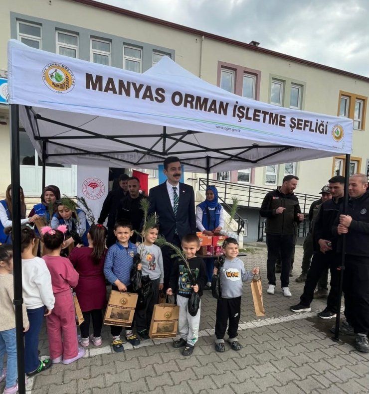 Manyas’ta Orman Haftası’nda fidanlar öğrencilere dağıtıldı