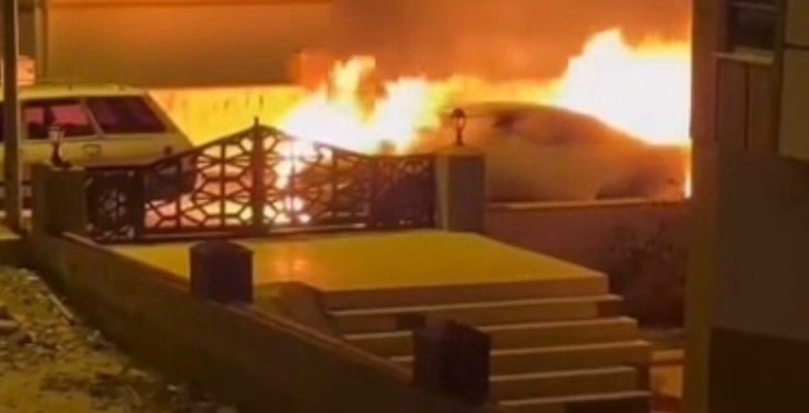 Park halindeki lüks otomobil alev alev yandı