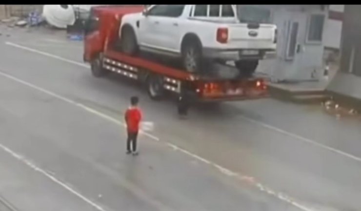 Şırnak’ta yola fırlayan çocuk, sürücünün manevrasıyla ölümden döndü