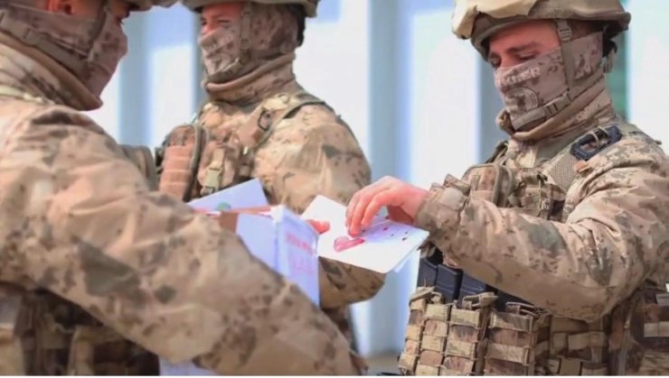 Öğrencilerin mektupları Mehmetçiğe ulaştı