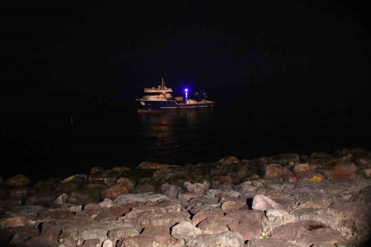 Rize’de kafes balıkçılığında kullanılan balıkçı motoru karaya oturdu