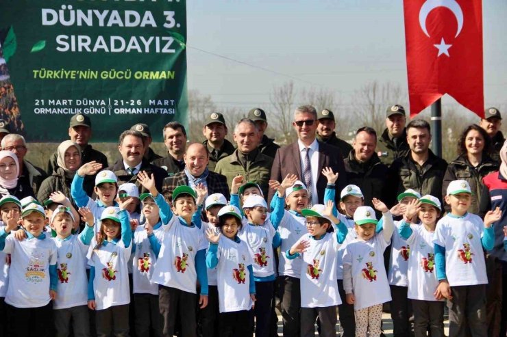 Düzce’de yüzlerce fidan toprakla buluştu