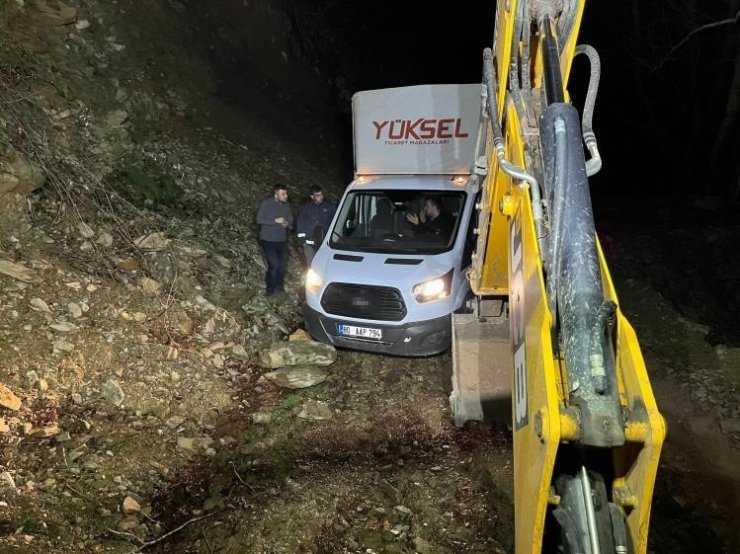 Navigasyonun yanılttığı 3 kişi, dağ yolunda araçla çamura saplanarak mahsur kaldı