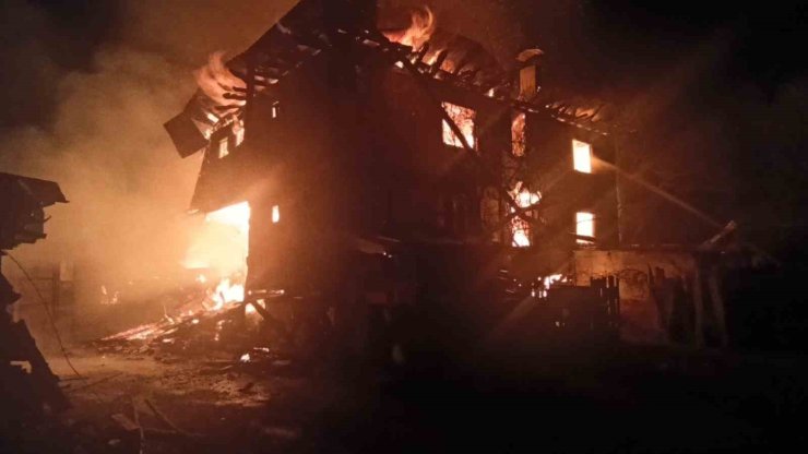 Kastamonu’da 2 evde yangın çıktı: Ahır, odunluk ve samanlık da yandı