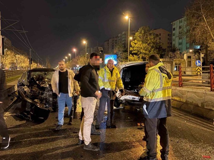 Kaza yapan ehliyetsiz ve alkollü sürücüyü, polis tedaviye ikna etti