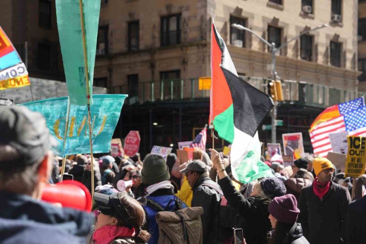 Manhattan’da "Krallara Hayır" protestosunda on binlerce kişi yürüdü