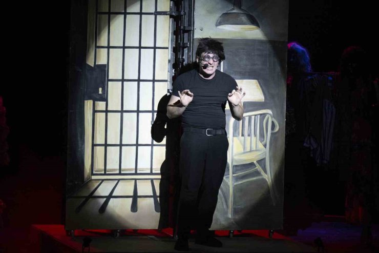 Mersin’de tiyatro şöleni ‘Eyvah Nadir’ ile sona erdi