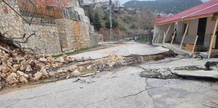 Mersin’de heyelan: Yol yarıldı, evler zarar gördü