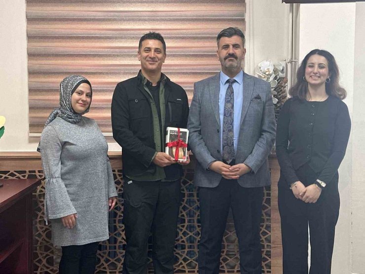 Gazeteci-yazar İbrahimoğlu öğrencilerle bir araya geldi