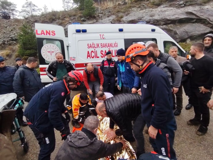 Artvin’de araç uçuruma yuvarlandı: 1 yaralı