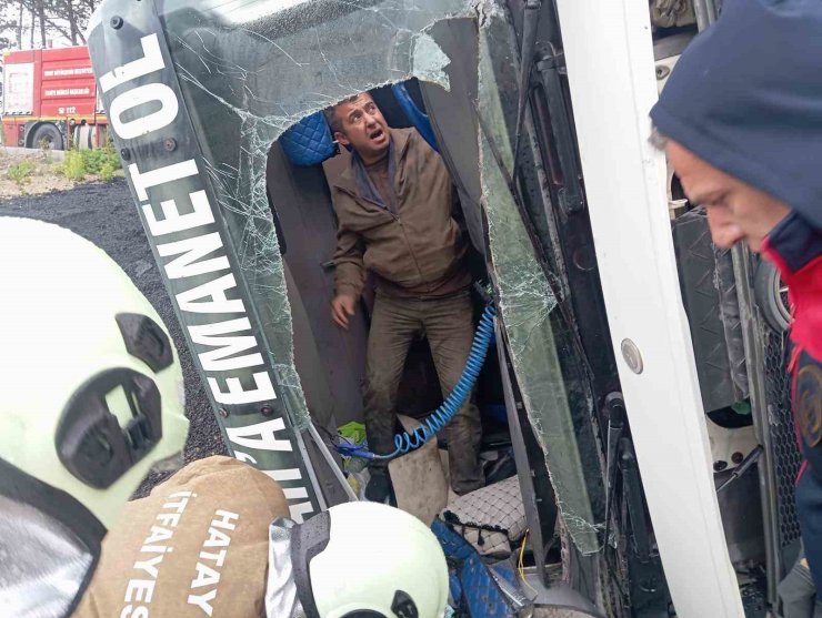 Samandağ’da devrilen tırın sürücüsü yaralandı