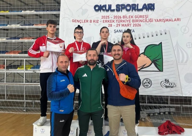 Bayburtlu öğrenciler bilek güreşinde Türkiye dereceleri elde etti