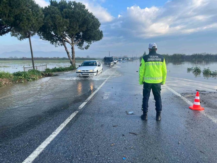 Menderes Nehri taştı, İncirliova-Koçarlı yolu sular altında kaldı