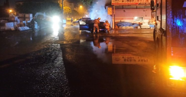 İskenderun’da otomobil yangını
