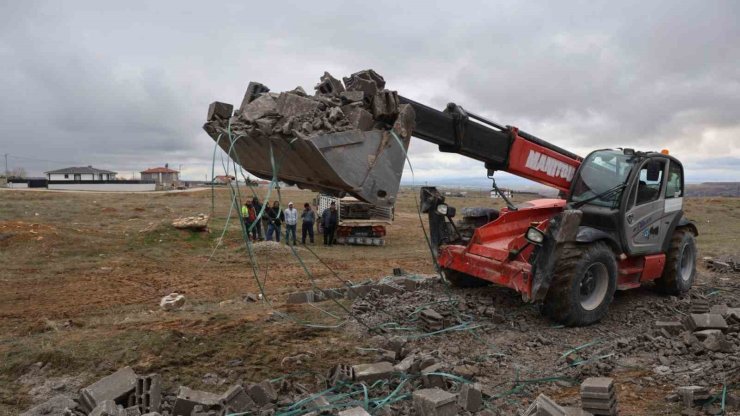 Kırşehir’de briket yüklü kamyon yan yattı