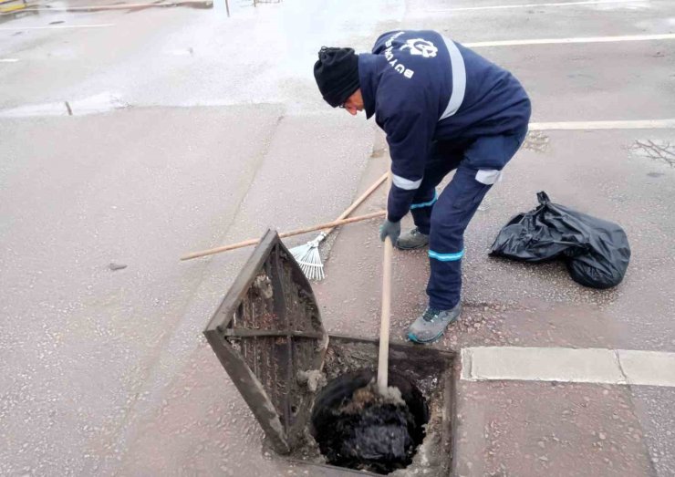 Kocaeli’de su baskınlarına karşı mazgal ve menfez temizliği aralıksız sürüyor