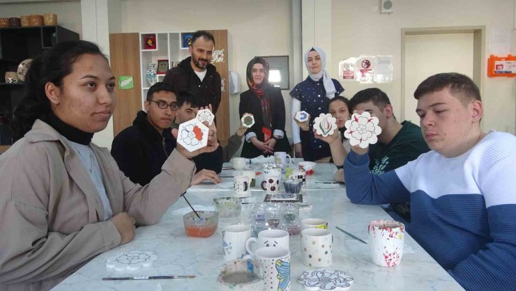 Özel öğrencilerden çini sanatına renkli dokunuş