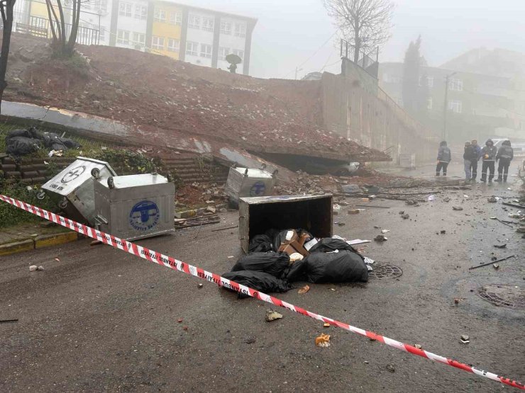 Maltepe’de okulun istinat duvarı çöktü: Araç kullanılamaz hale geldi